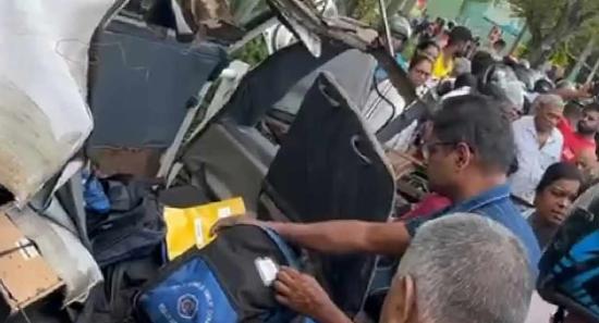රිය අනතුරකින් පාසල් සිසුන් දෙදෙනෙකු ඇතුළු 3ක් මරුට